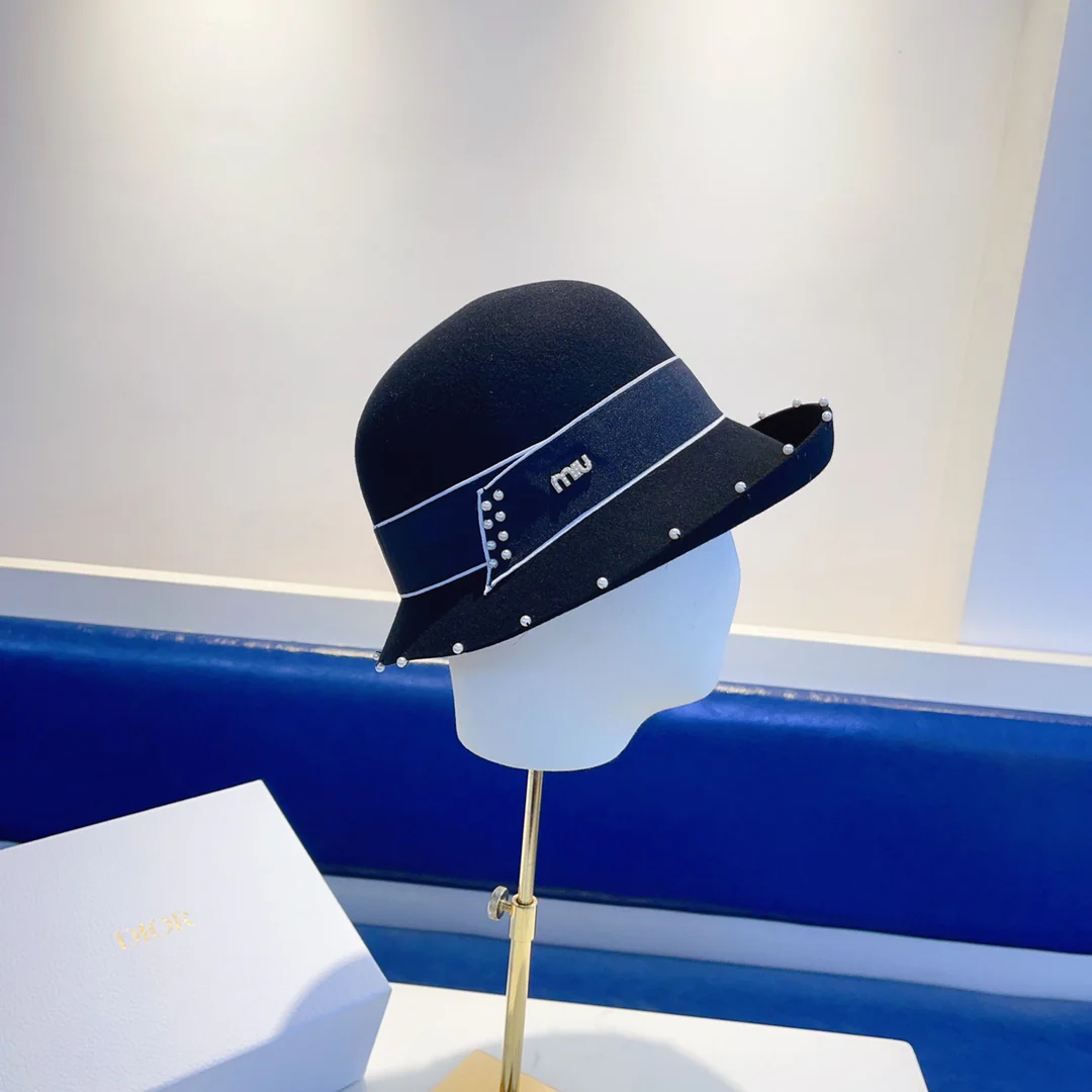 Шерстяная шапка Miu Miu, расшитая бисером вручную, — черная.