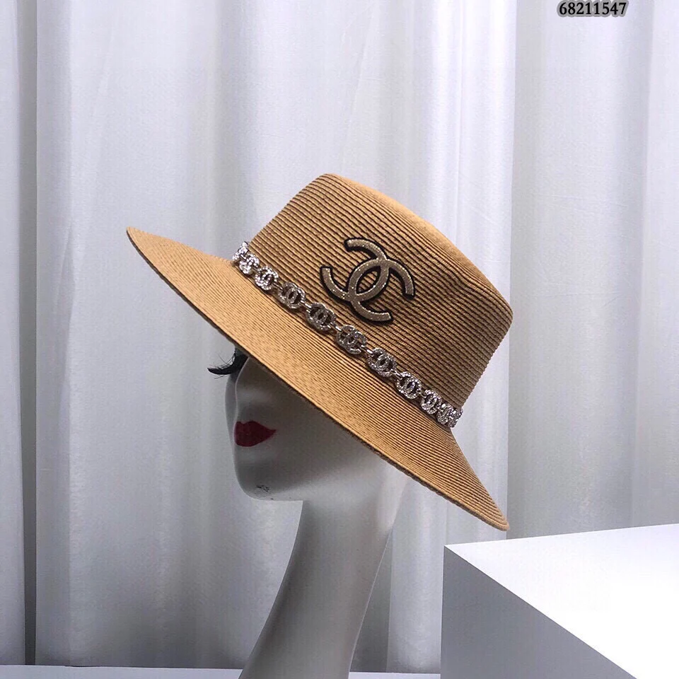 Новая соломенная шляпа Chanel 2022 года - коричневая.