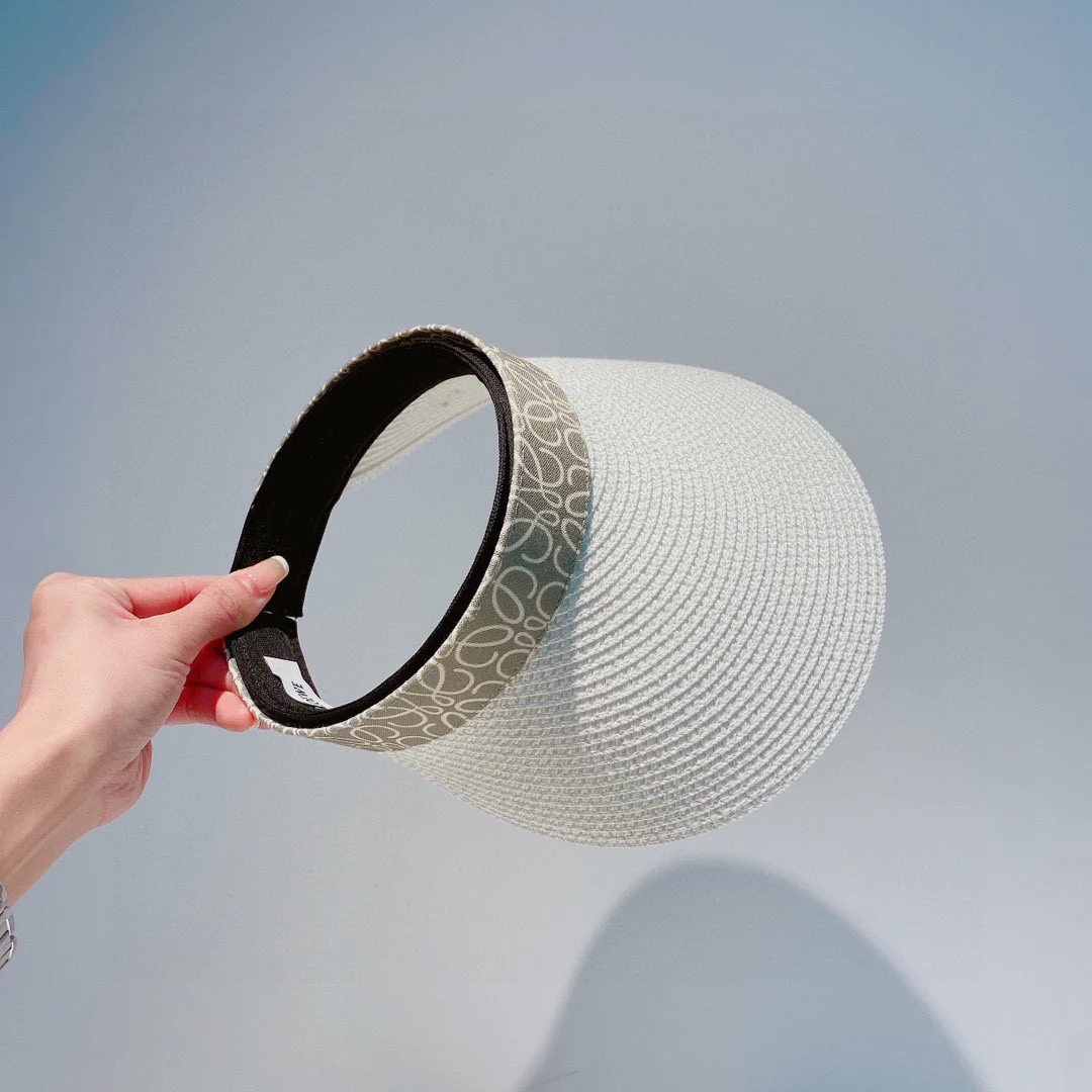 Lolwei - Соломенная шляпа-повязка на голову с монограммой, выполненная в стиле пэчворк, с металлическим ярлыком.