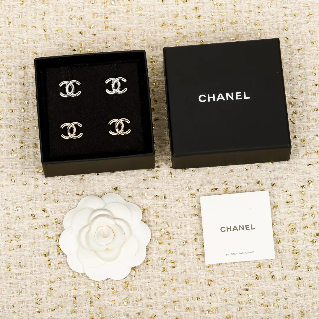 Chanel - 25 пенсов, глянцевые серьги с двойной буквой С