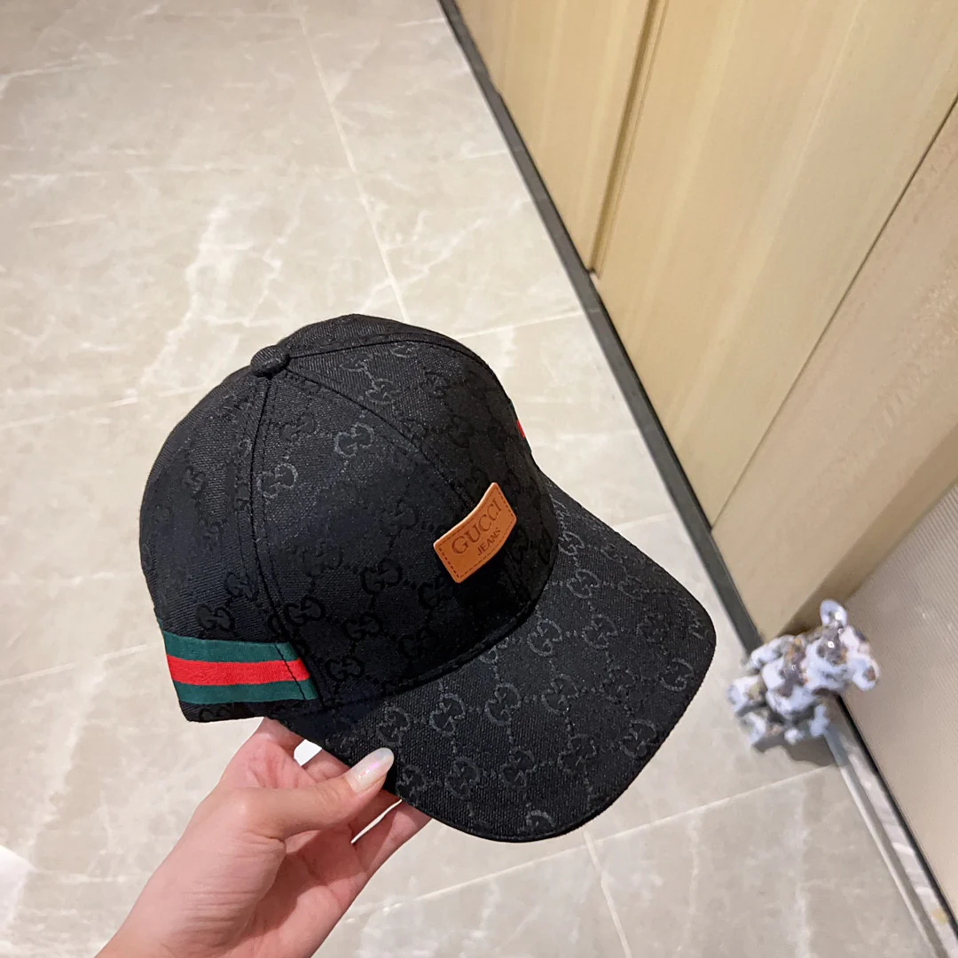 Новинка сезона весна/лето 2023 от Gucci - бейсболка с кожаной этикеткой Monogram - черная.