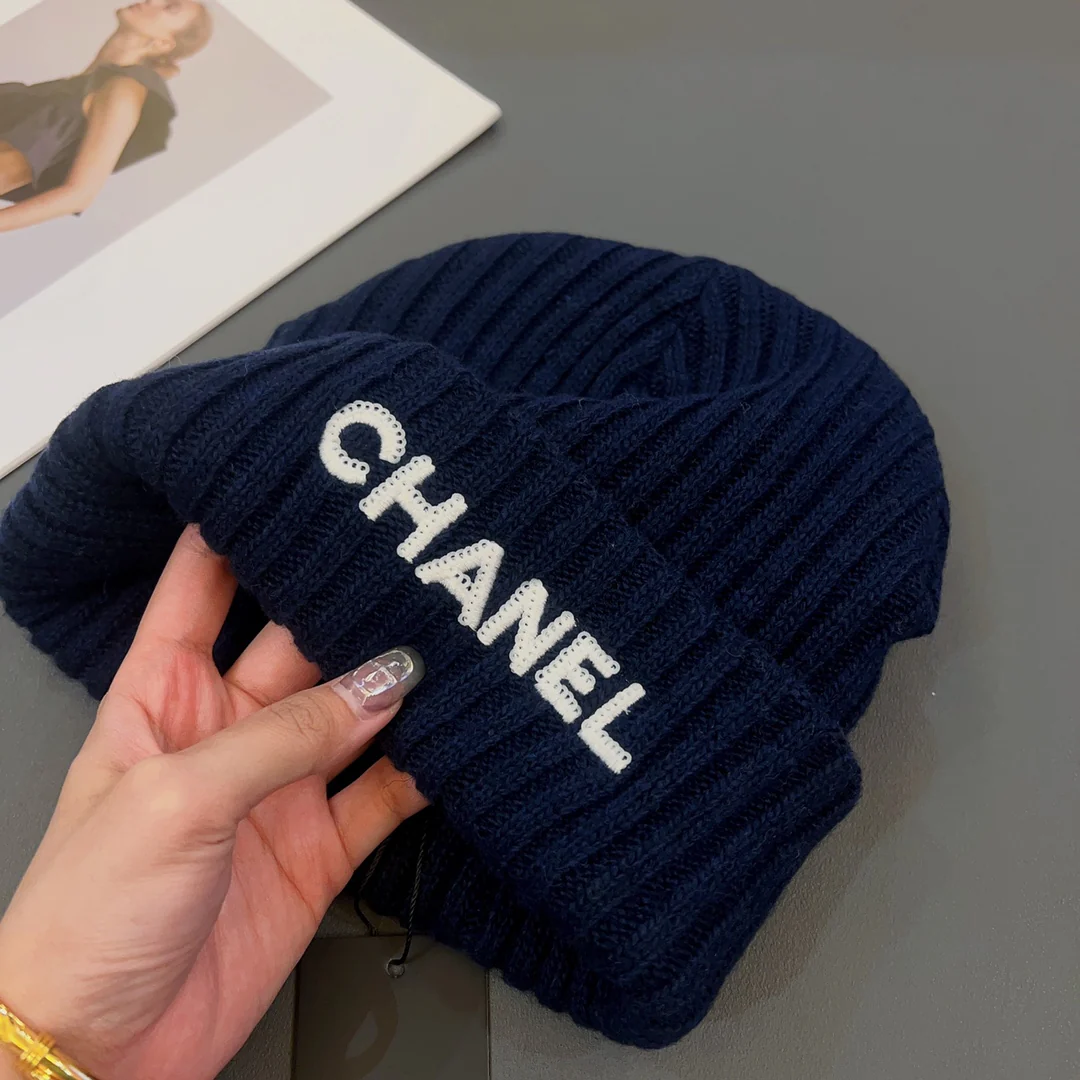 Chanel - Шапка с вышивкой и пайетками - Синяя