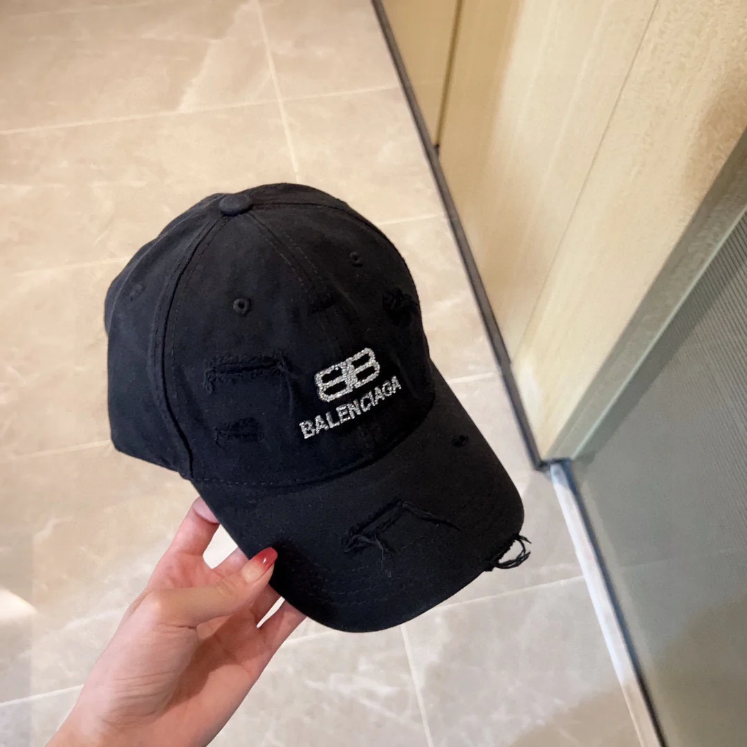 Бейсболка Balenciaga 2023 в стиле ретро с логотипом, украшенным стразами, черная.