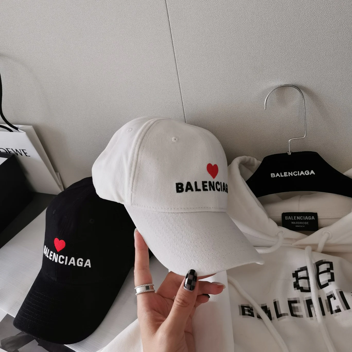 Balenciaga - Синхронизация с официальным сайтом - Бейсболка с вышитым сердцем