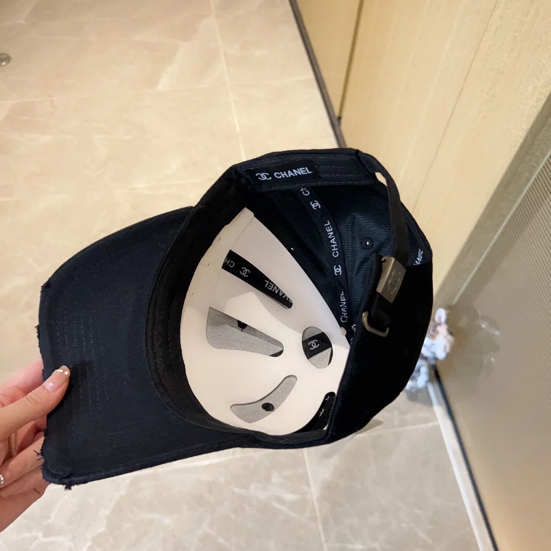 Новая бейсболка Chanel 2023 года с вышивкой и эффектом потертости - черная.