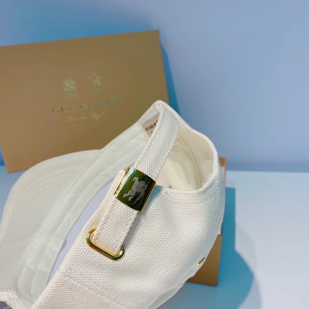 Burberry - Бейсболка с вышитым сердцем