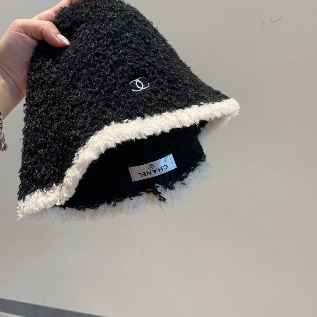 Новая модель меховой рыбацкой шляпы Chanel из осенне-зимней коллекции - черная.