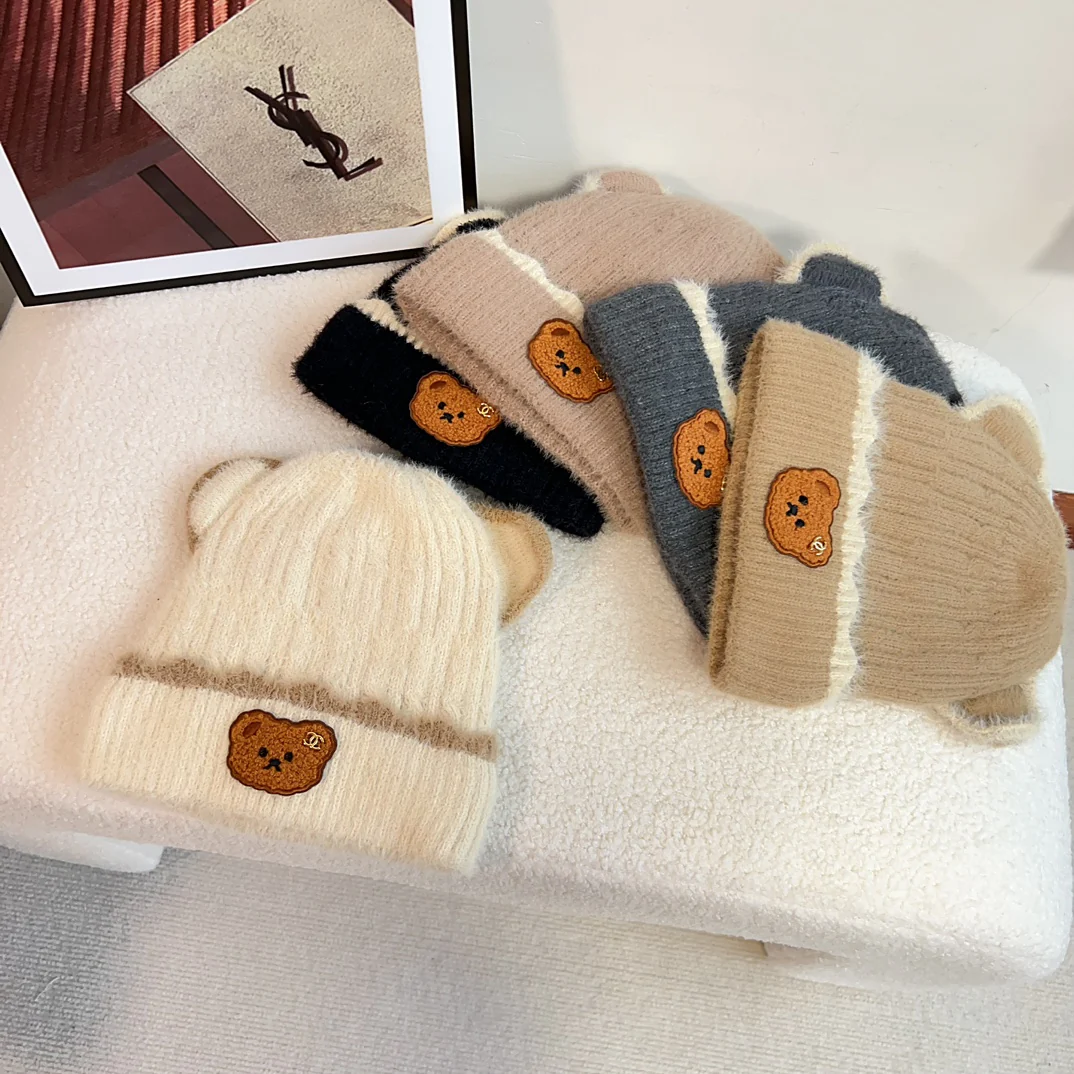 Новая вязаная шапка-бини Chanel в стиле медведя, коллекция осень/зима 2023 — бежевая.