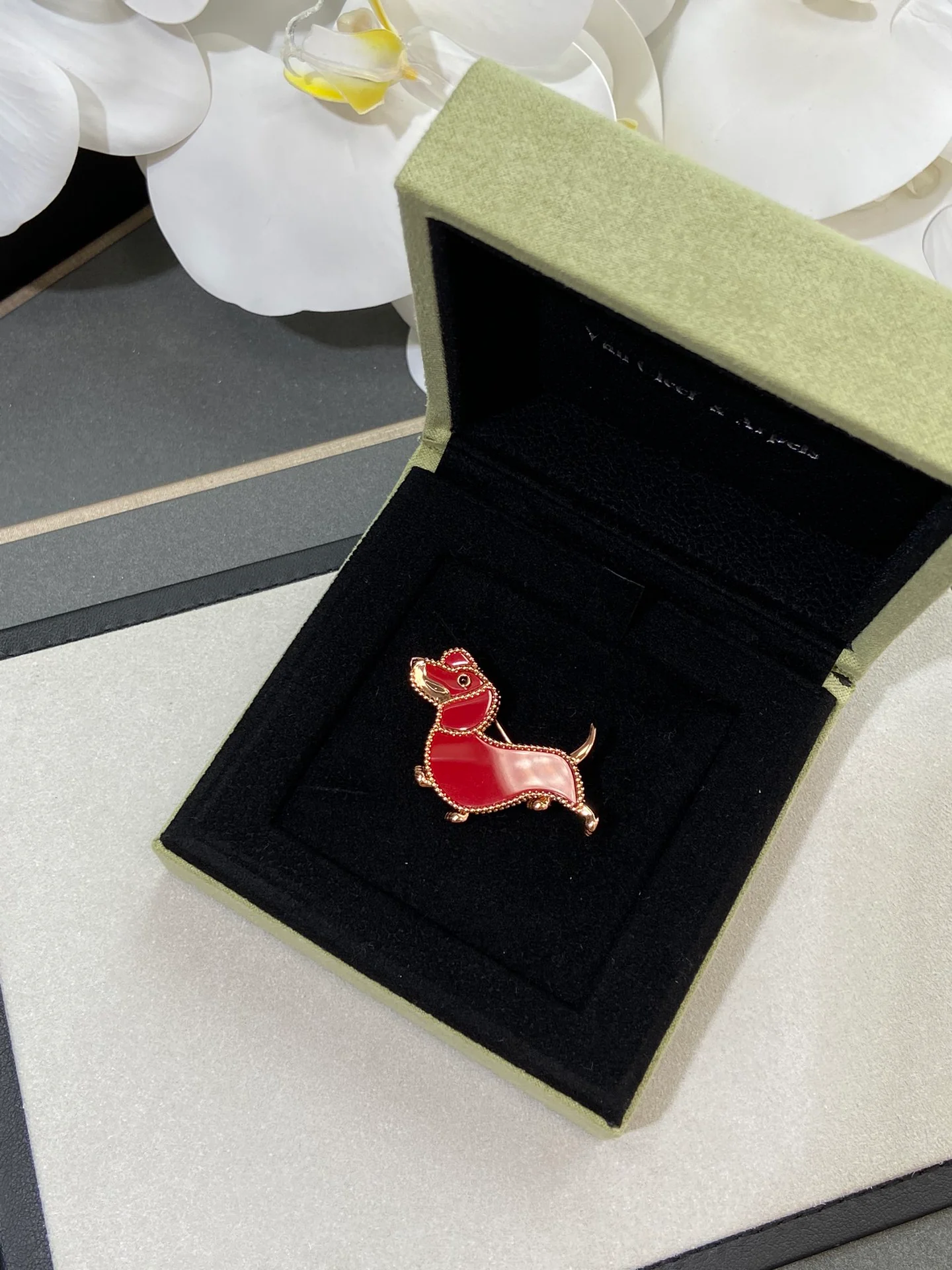 Van Véck - Брошь 003