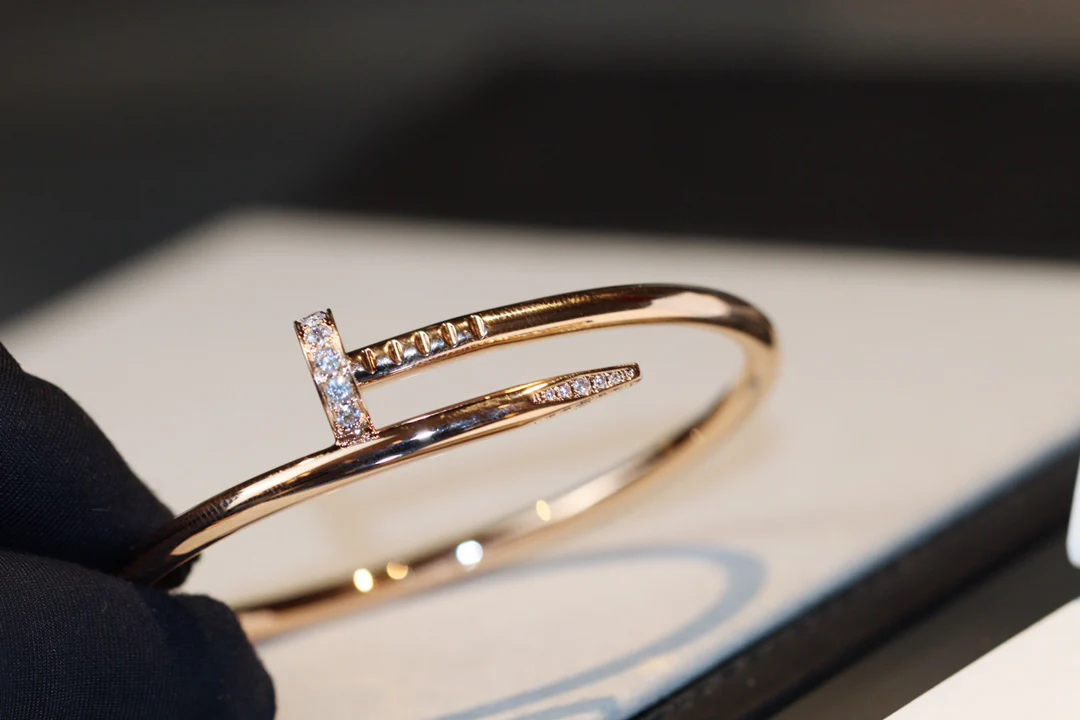 Браслет Cartier ?Гвоздика? — с половиной бриллианта