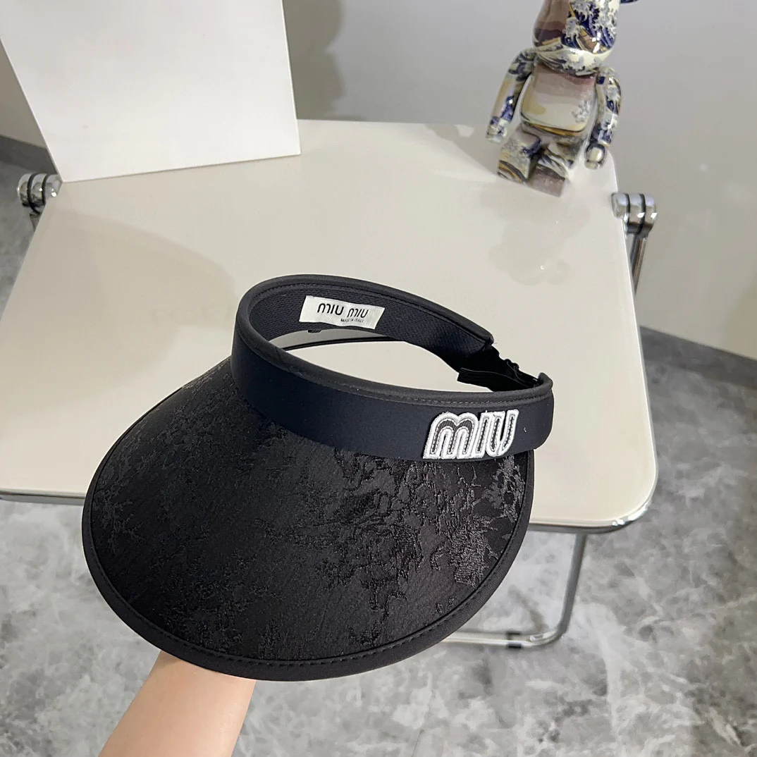 Новая летняя солнцезащитная шляпа Miu Miu 2024 с китайским узором - черная.