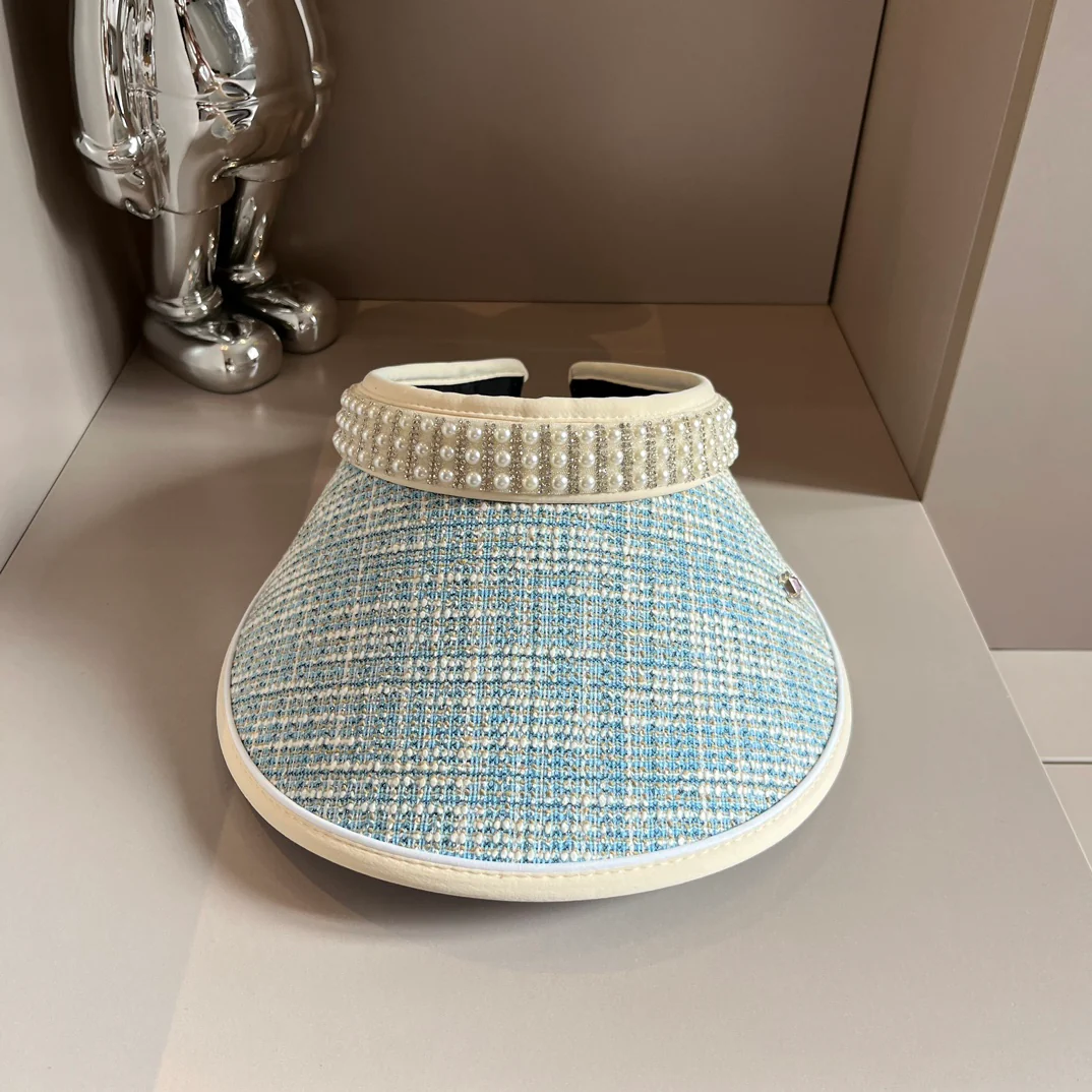 Солнцезащитная шляпа Chanel, украшенная жемчугом, синяя.