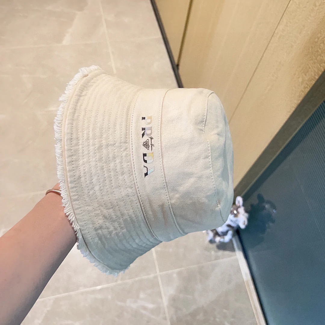 Новая рыбацкая шляпа Prada 2023 с кисточками на полях — белая.