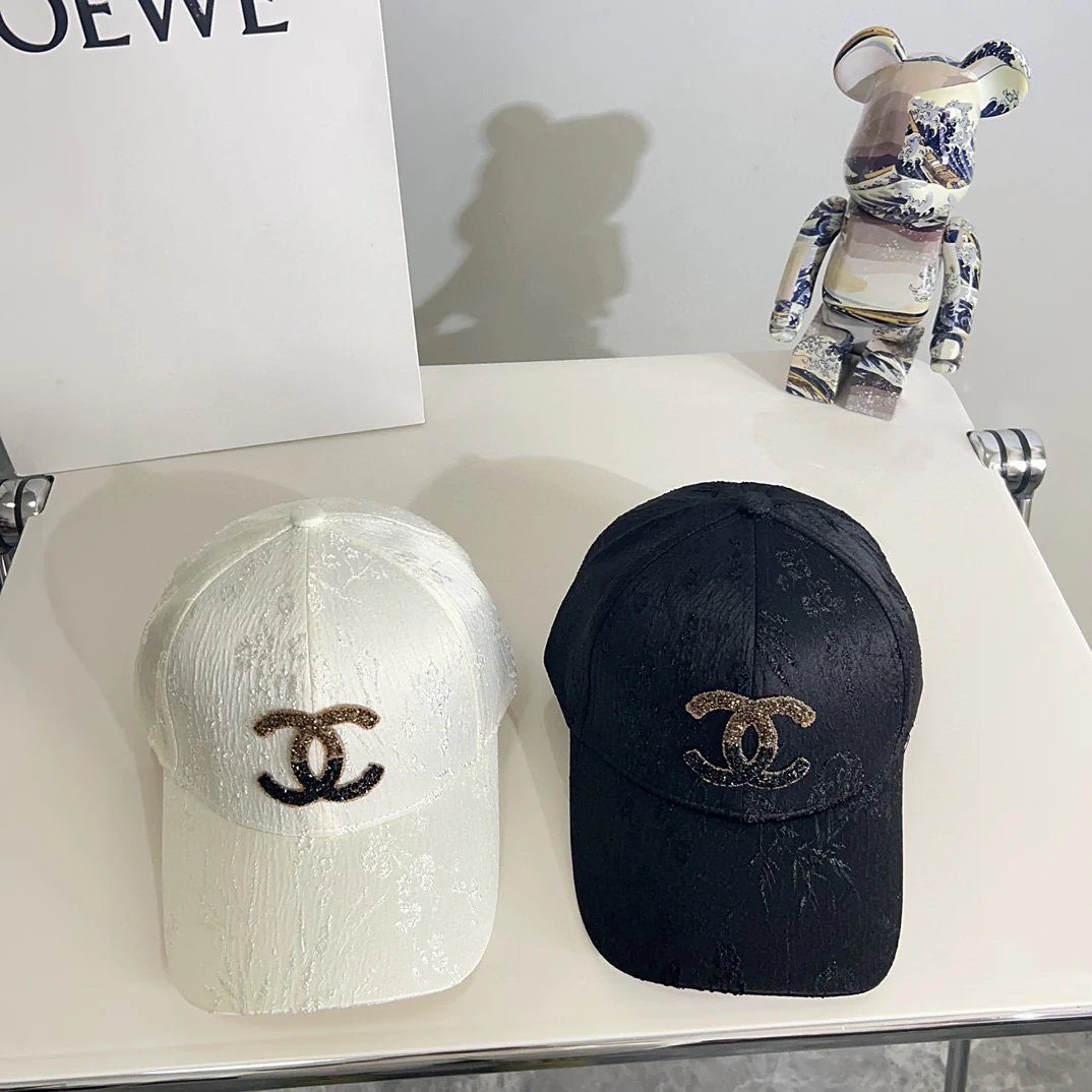 Новая минималистичная бейсболка Chanel 2024 года — черная.