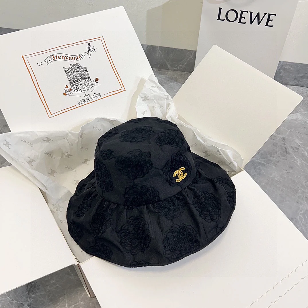 Новая солнцезащитная шляпа Chanel 2024 с вышитыми лепестками - черная.