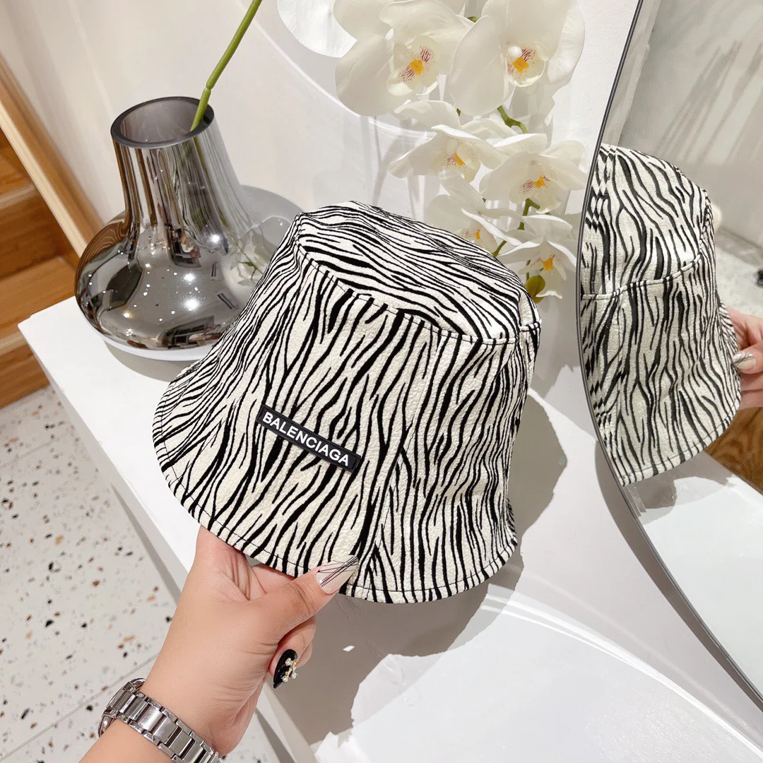 Рыбацкая шляпа Balenciaga с зебровым принтом
