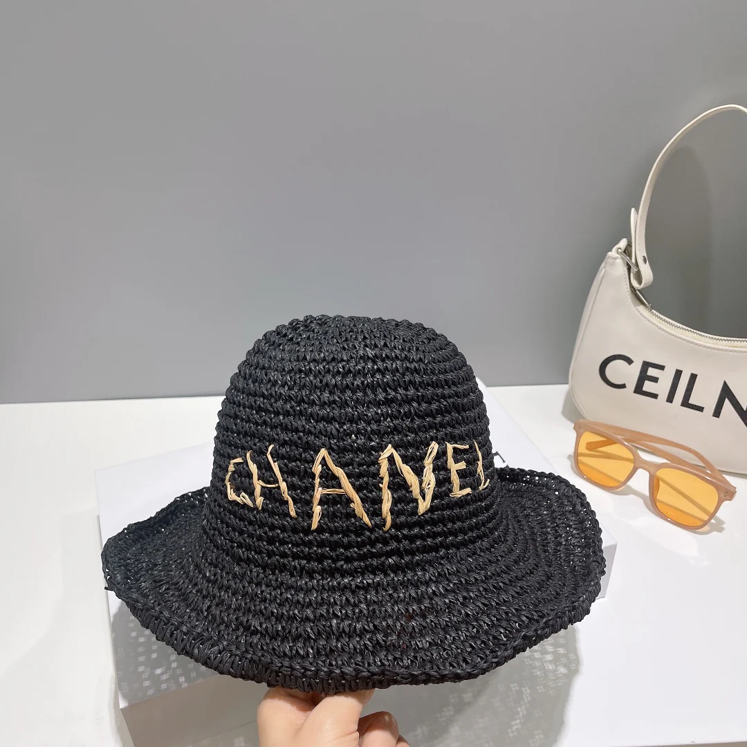 Новинка сезона весна/лето 2023 от Chanel — соломенная рыбацкая шляпа.