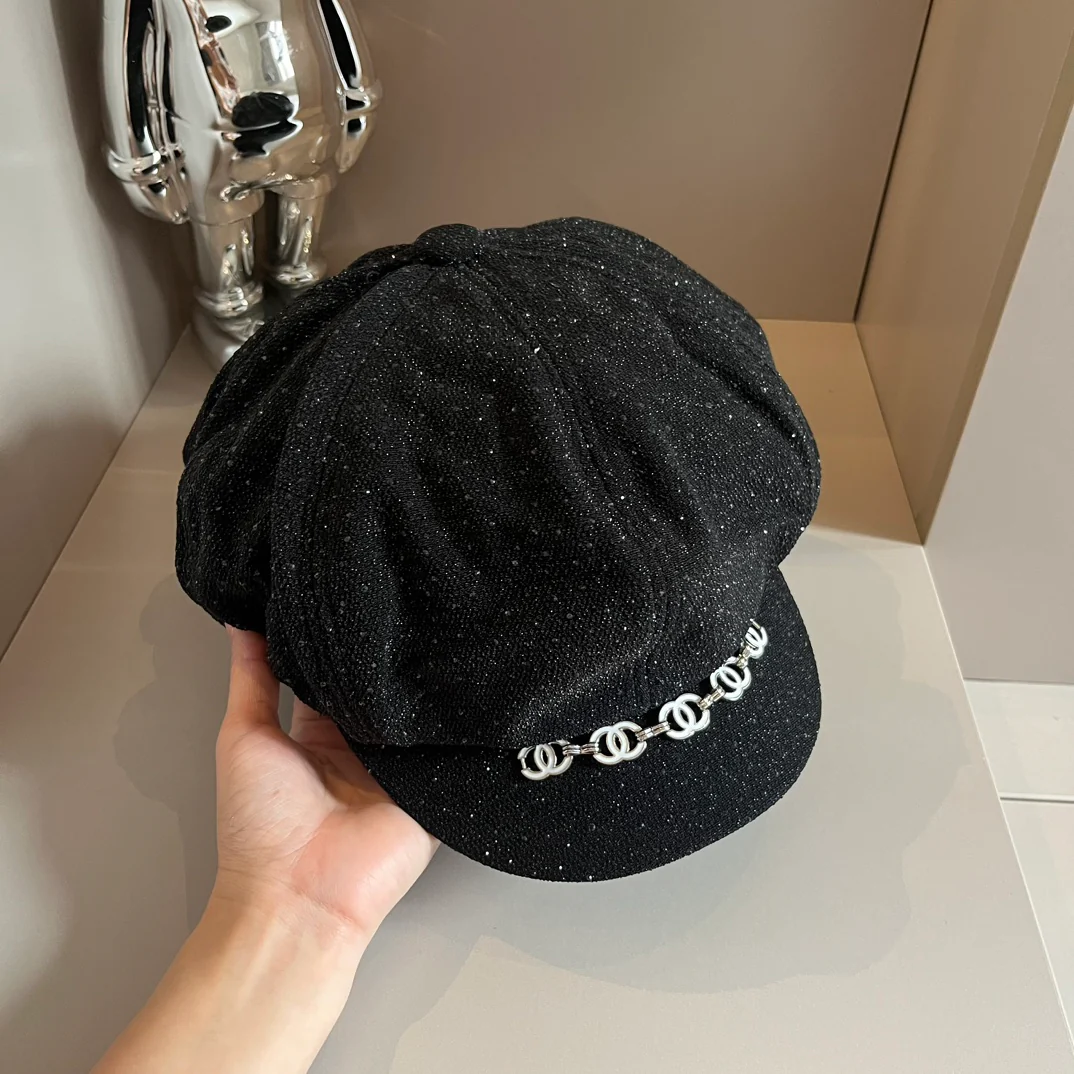 Новая коллекция Chanel весна/осень: шляпа художника с двойной буквой С и блестками - черная.