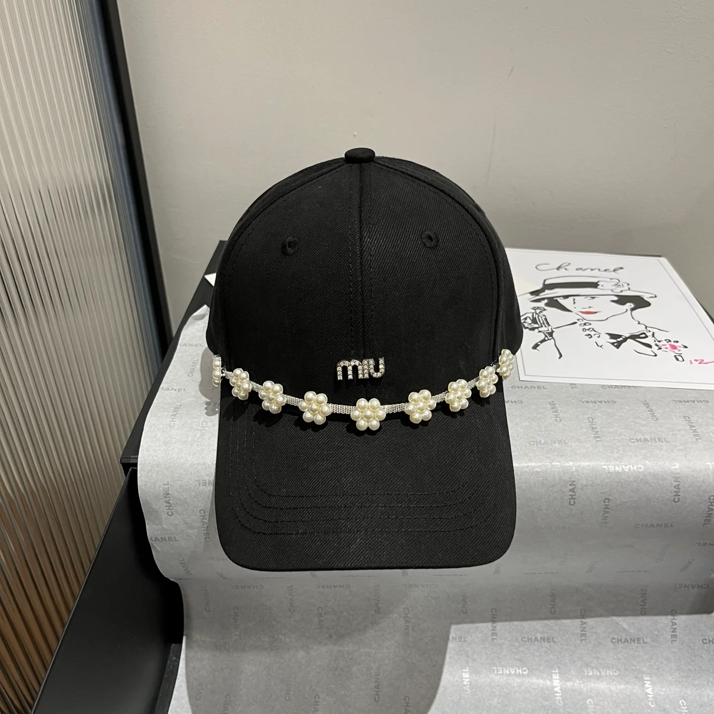 Бейсболка Miu Miu с жемчужным козырьком - черная