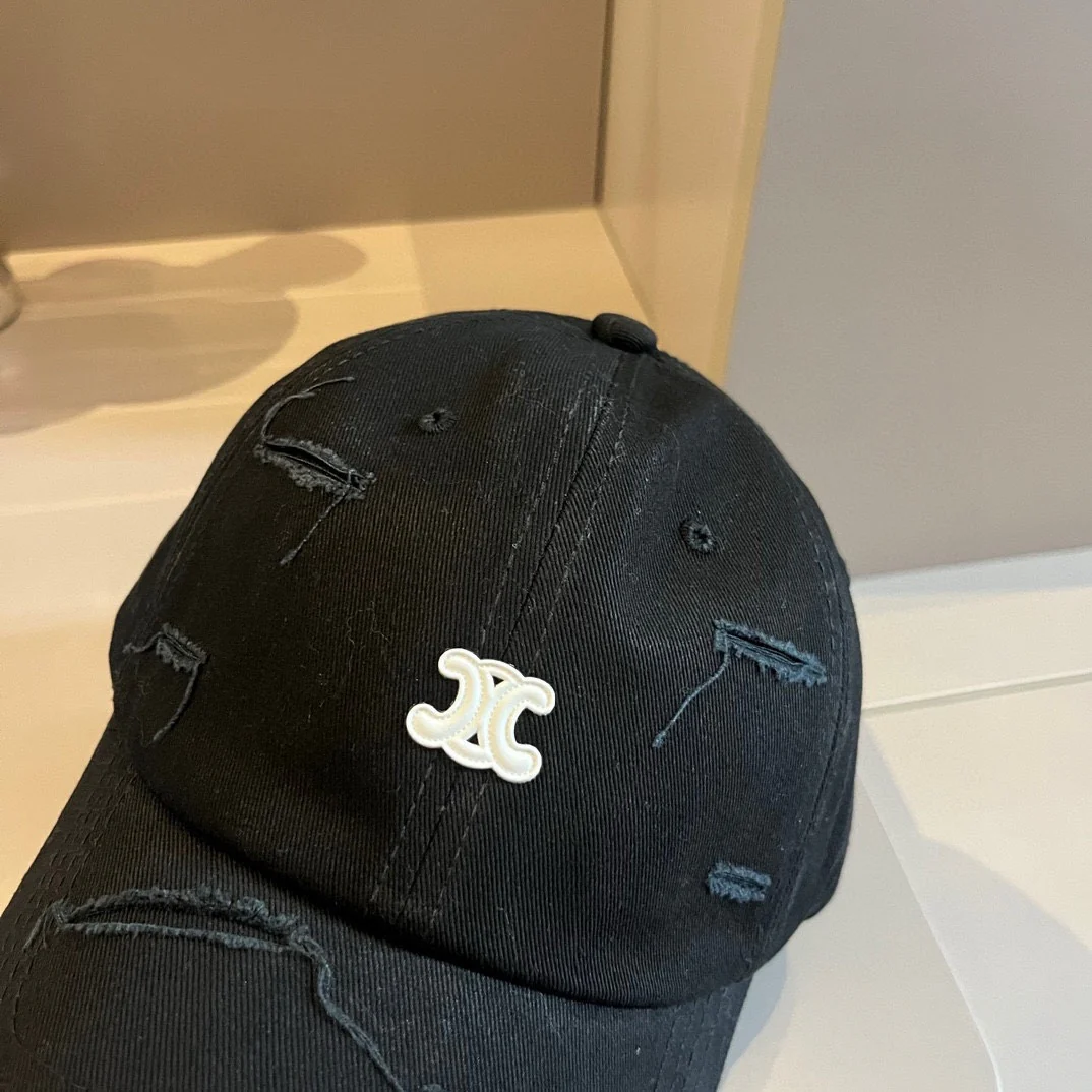 Бейсболка Celine с потертым логотипом.