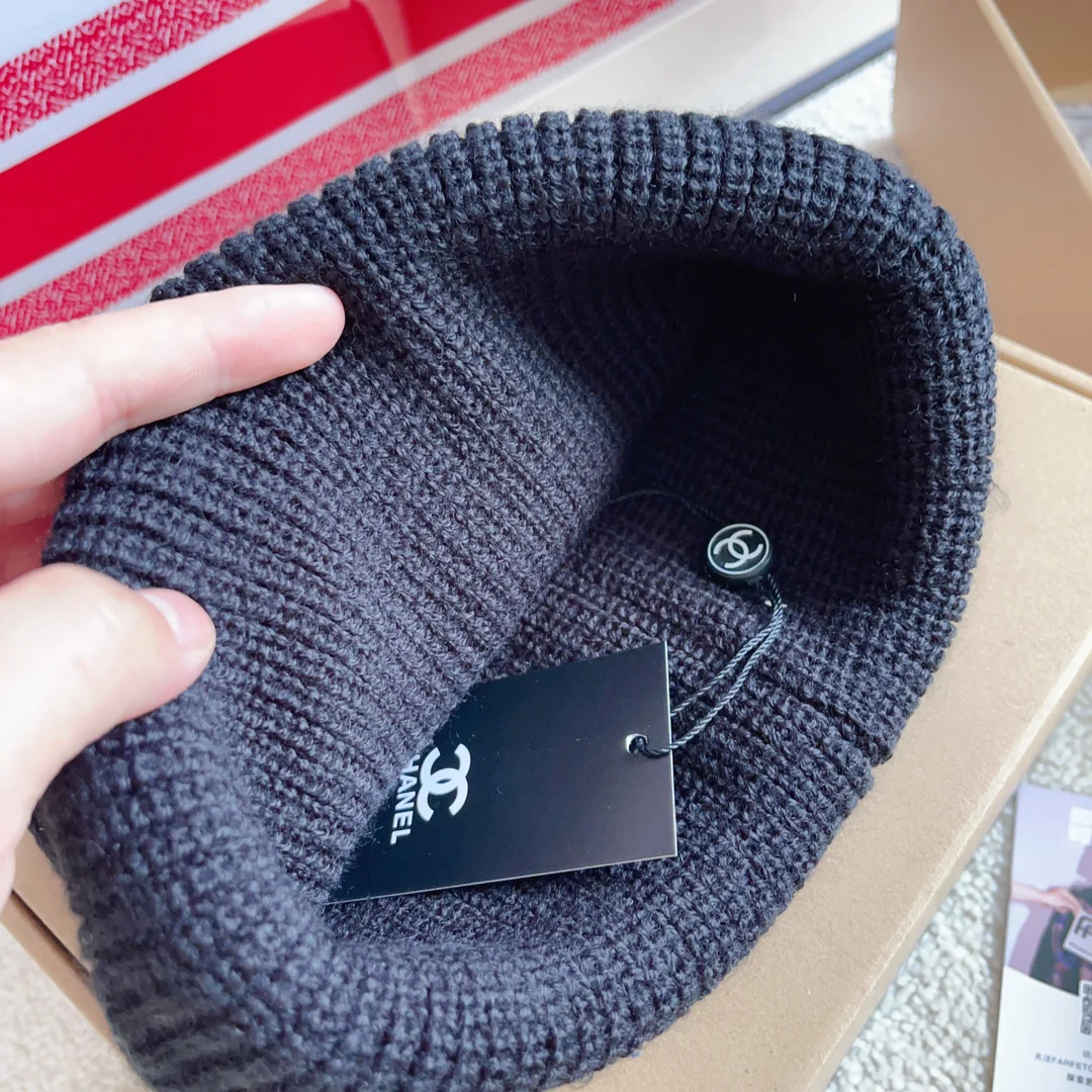 Плетеная шляпа Chanel с надписью курсивом — черная