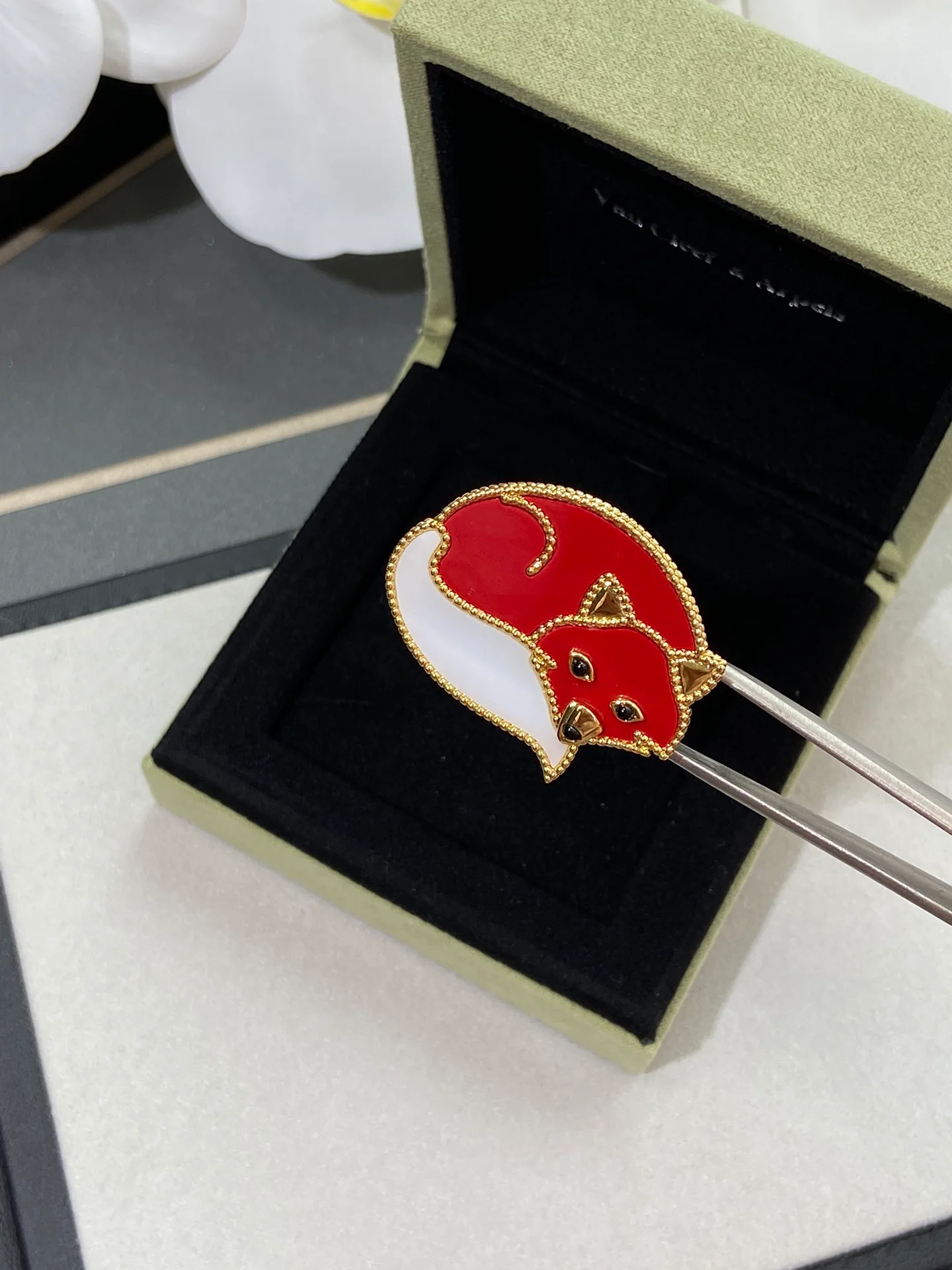 Van Véck - Брошь 005