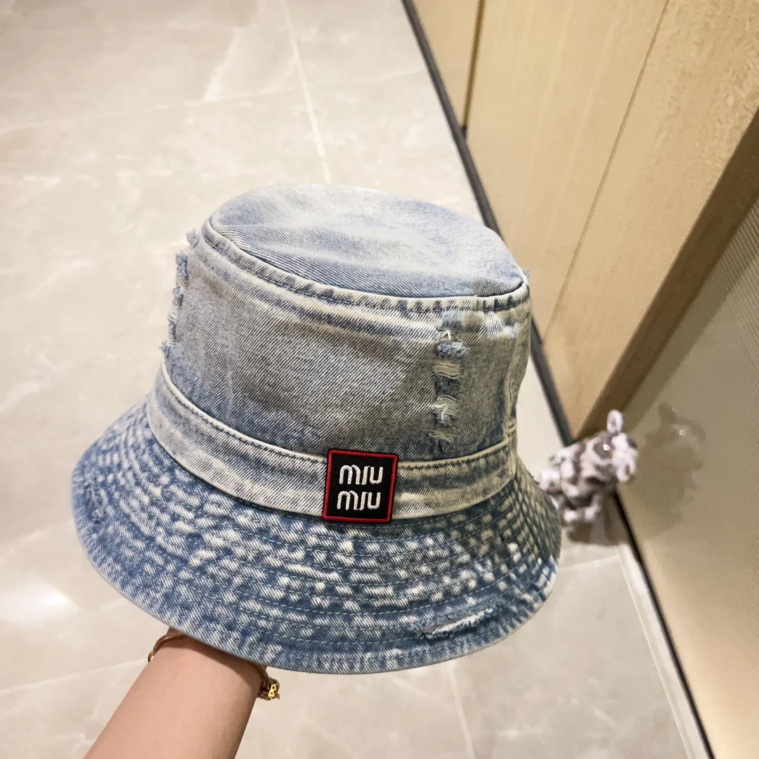 Новинка весны/лета Miu Miu 2023 — джинсовая панама.