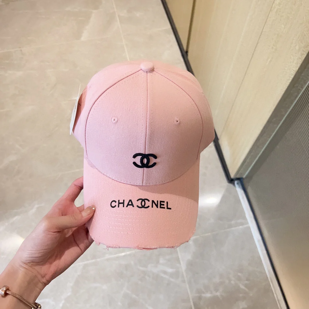 Новая бейсболка Chanel 2023 года с вышивкой и эффектом потертости - розовая.