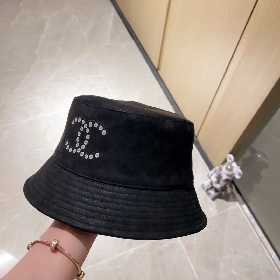 Новая кожаная рыбацкая шляпа Chanel из коллекции Pre-Fall 2023 — черная.