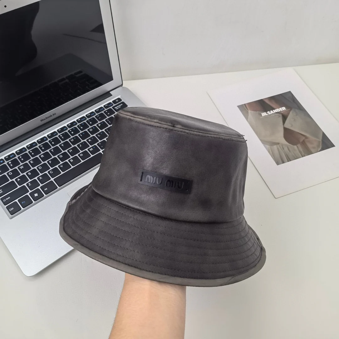 Новинка сезона ?Ранняя осень? от Miu Miu 2023 — Кожаная рыбацкая шляпа.