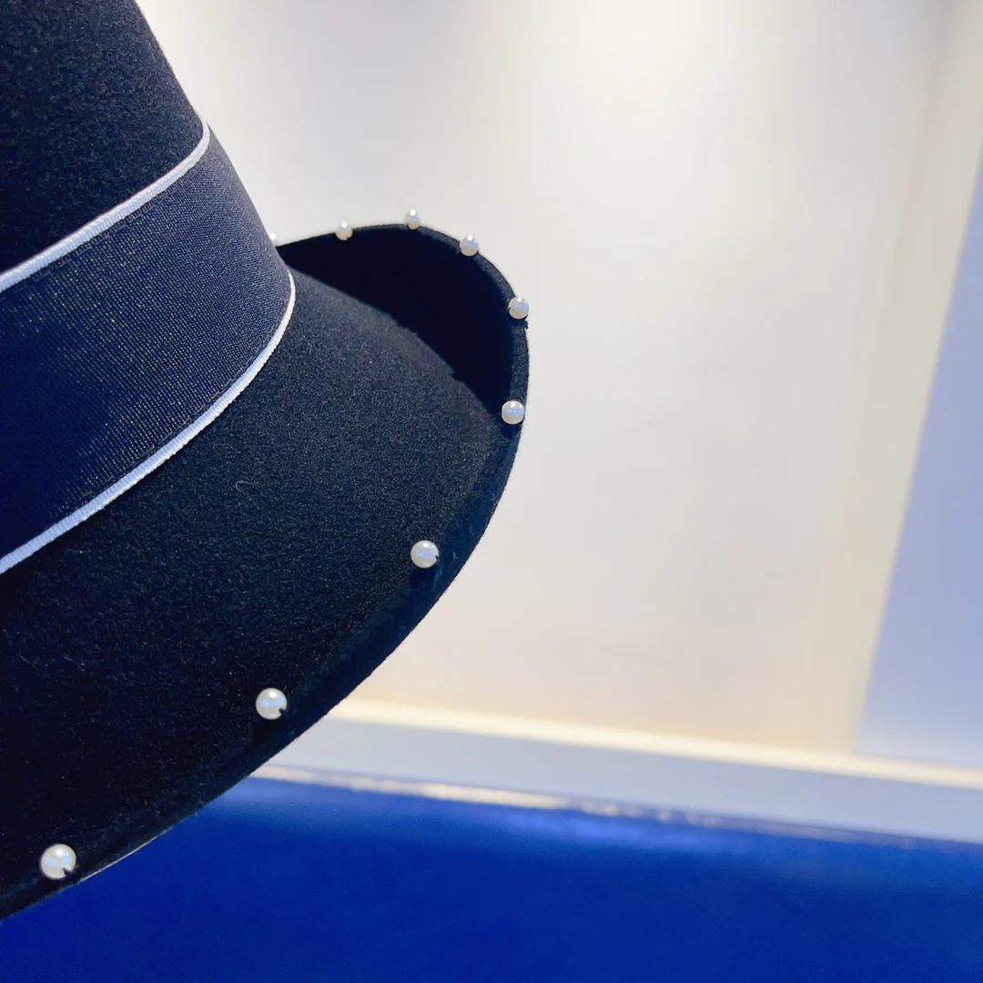 Шерстяная шапка Miu Miu, расшитая бисером вручную, — черная.