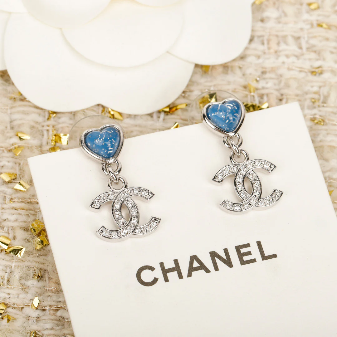 Серьги Chanel с подвеской в ??виде сердца и двойной буквой С, 25 пенсов - розовые - синие