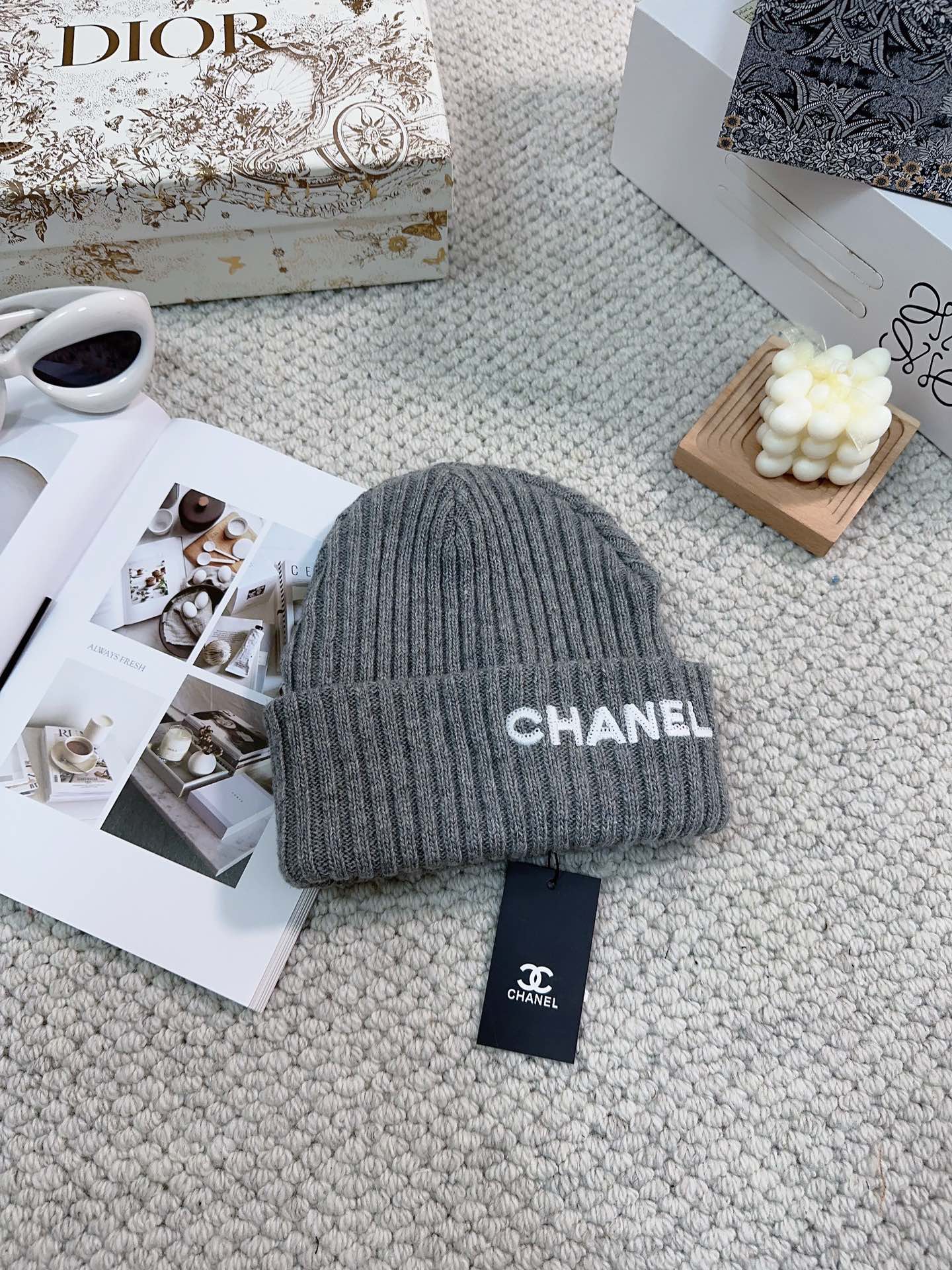Новая вязаная кашемировая шерстяная шапка Chanel 2023 года с буквенным рисунком - серая.