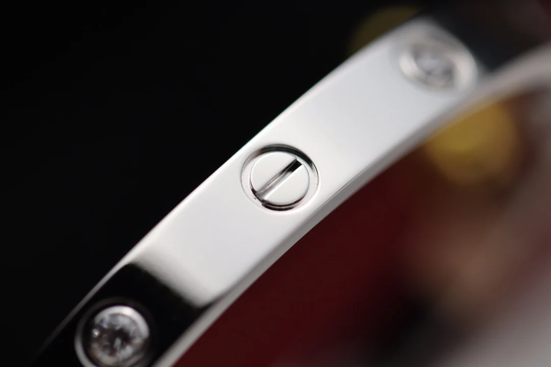 Широкий браслет Cartier Love из белого золота с 4 бриллиантами.