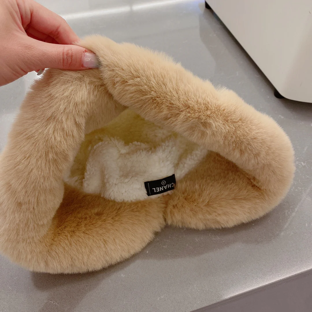 Chanel - Рыбацкая шляпа в клетку с мехом - Белая