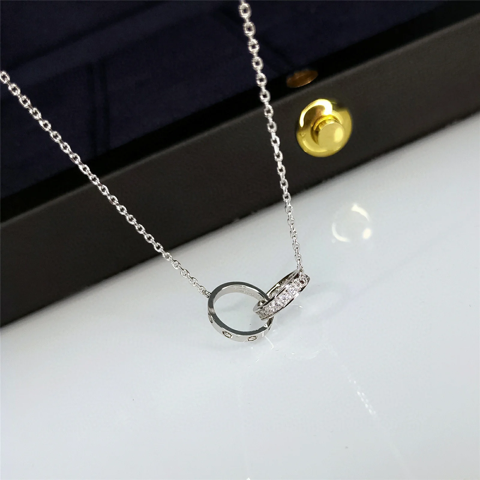 Колье Cartier Love Double Ring с двумя кольцами - половина бриллианта