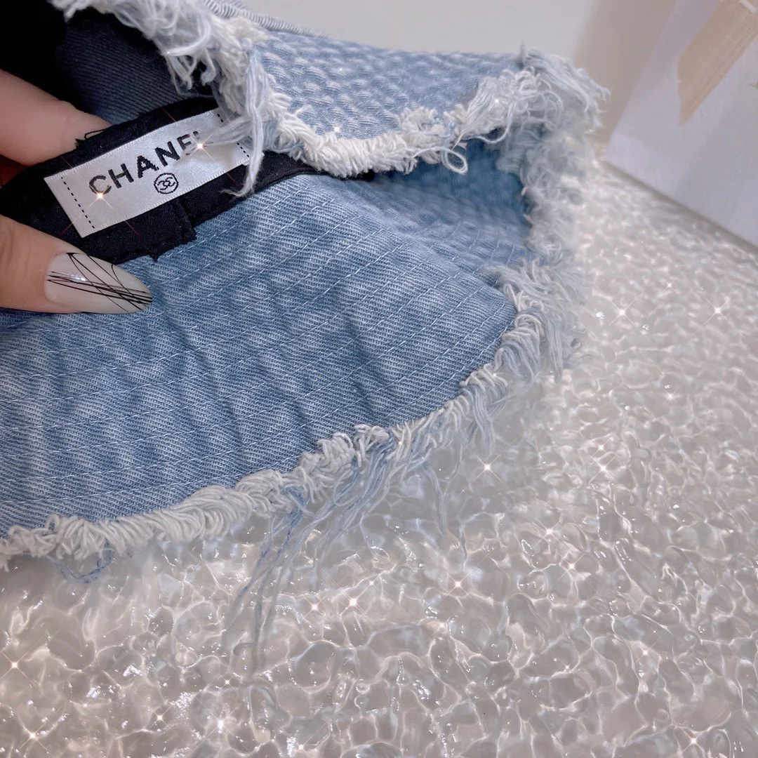 Chanel - Рыбацкая шляпа с эффектом потертой ковбойской бороды - 1