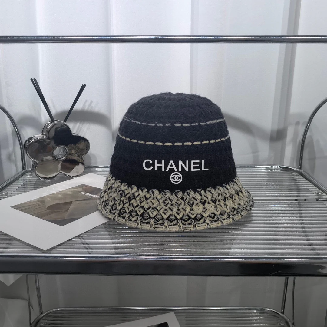Chanel - Вязаная рыбацкая шапка с цветовыми блоками - 1