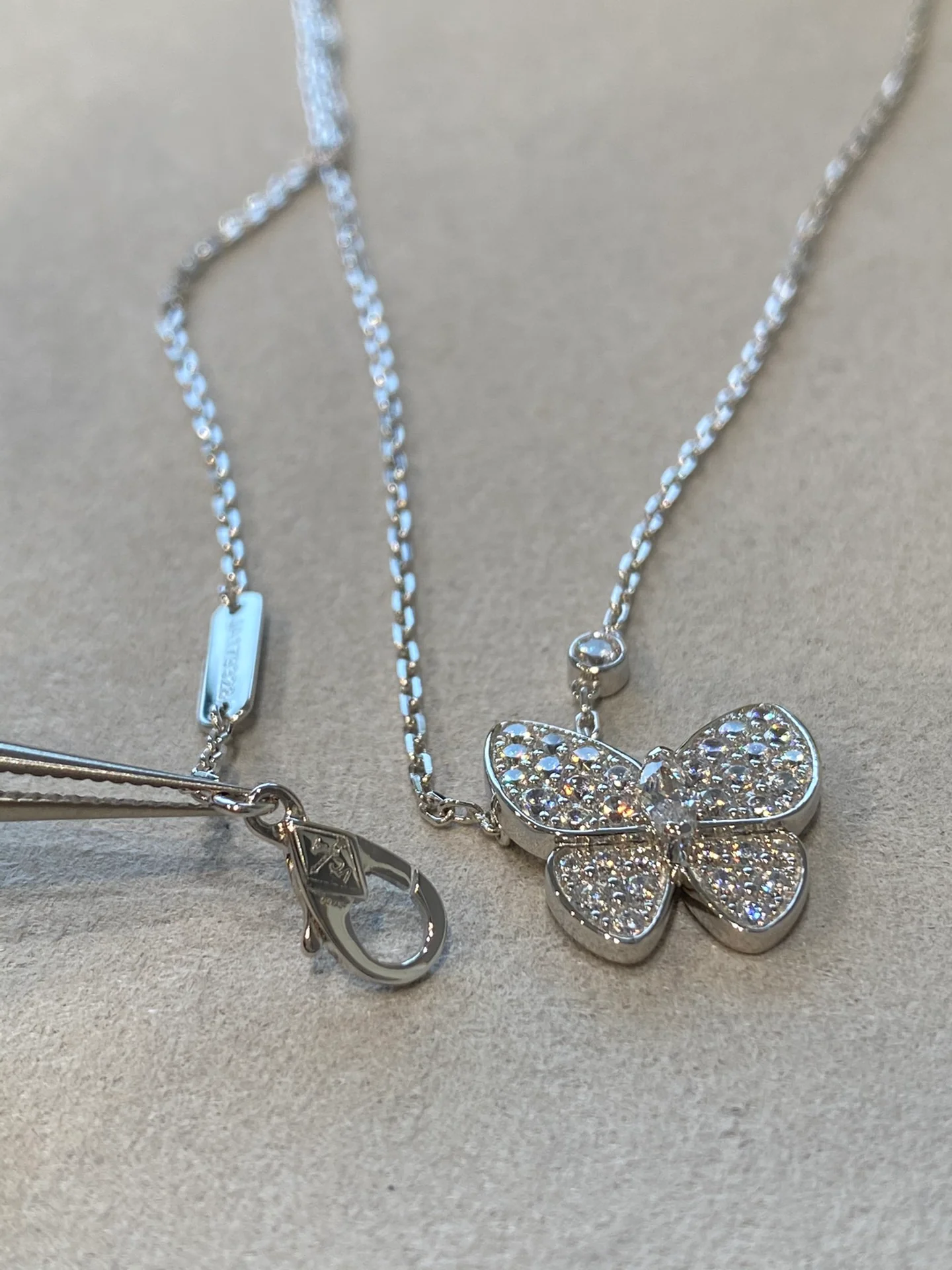 Колье VCA - Бабочка, полностью украшенная бриллиантами