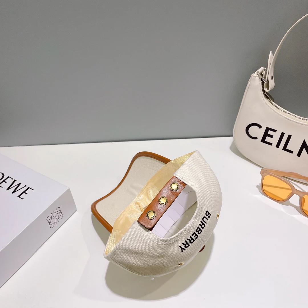 Бейсболка Burberry Весна/Лето 2023