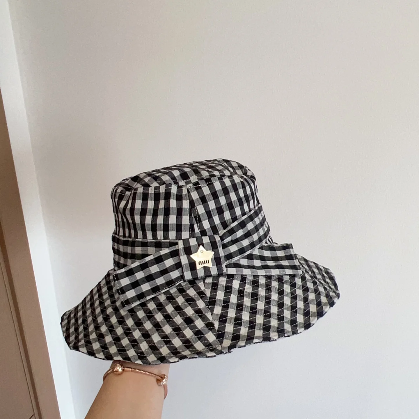 Панама в клетку в курортном стиле от Miu Miu - черная