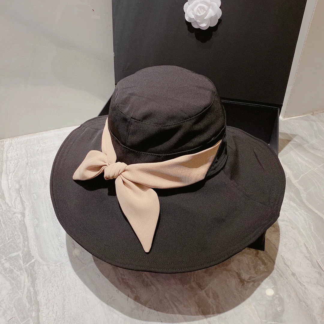 Dior - Широкополая шляпа-шарф от солнца - доступна в черном и бежевом цветах.