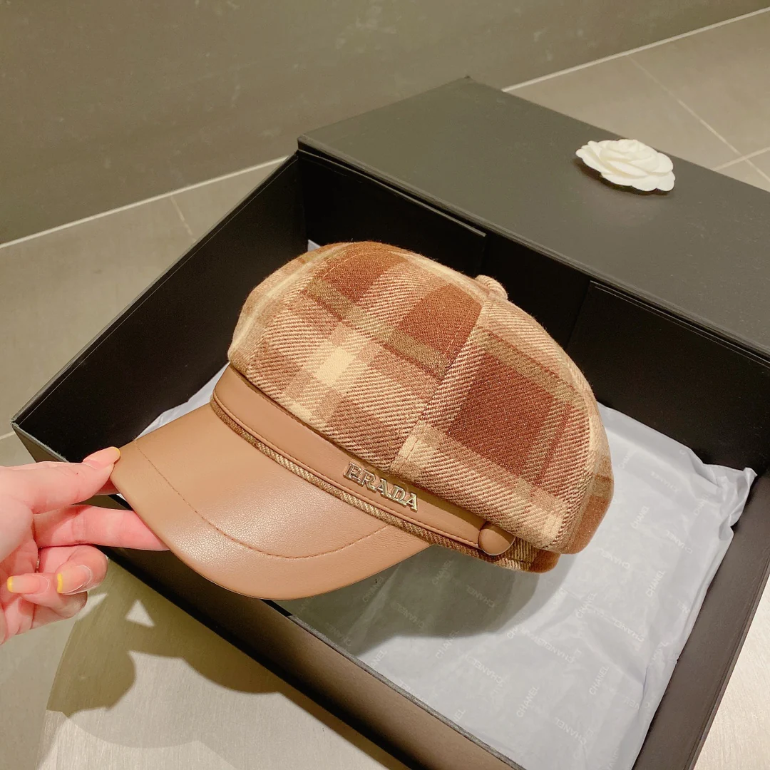 Клетчатая бейсболка Prada - коричневая