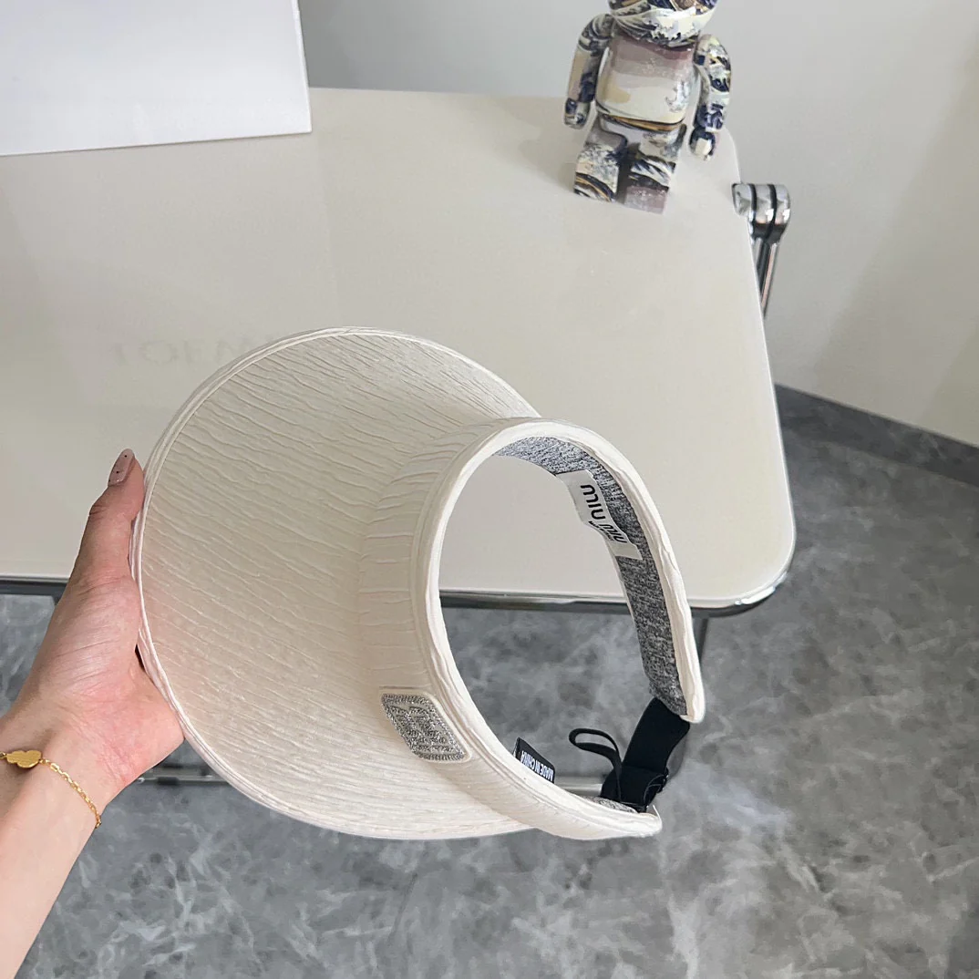 Новая элегантная плиссированная шляпа от солнца Miu Miu из летней коллекции 2024 года - белая.