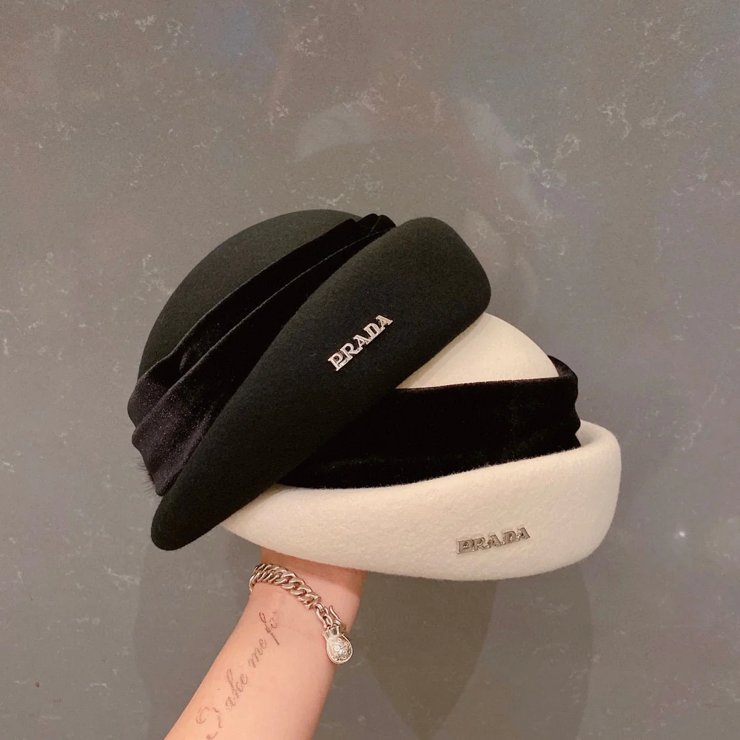 Шерстяная шапка Prada - белая