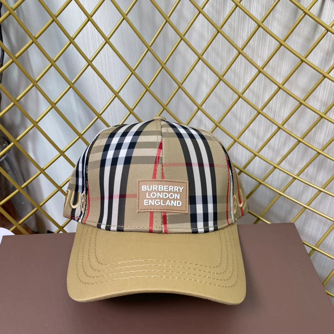 Burberry - Классическая бейсболка в клетку