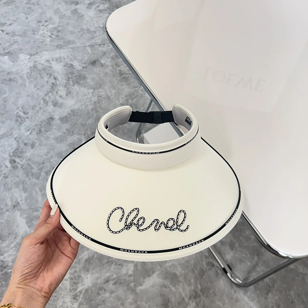 Новинка лета 2024 от Chanel - Солнцезащитная шляпа с курсивным шрифтом - Белая