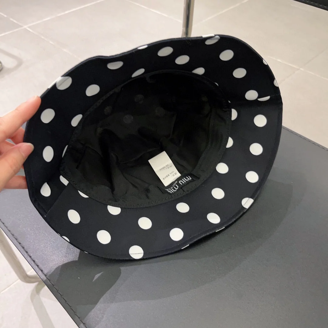 Miu Miu - Новая хлопковая рыбацкая шляпа в горошек - Черная