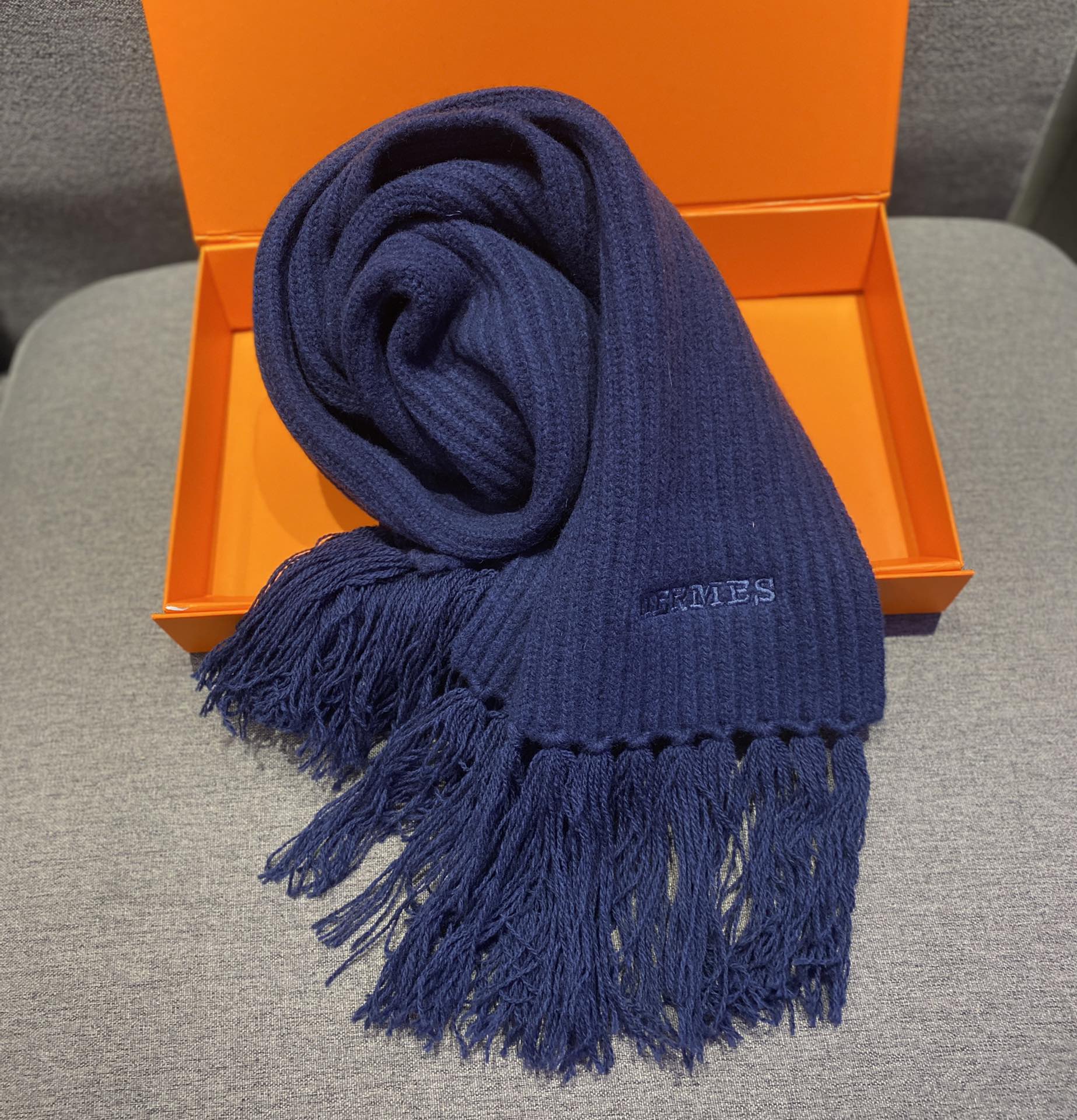 Вязаный кашемировый комплект Hermes с шапкой-бини - темно-синий