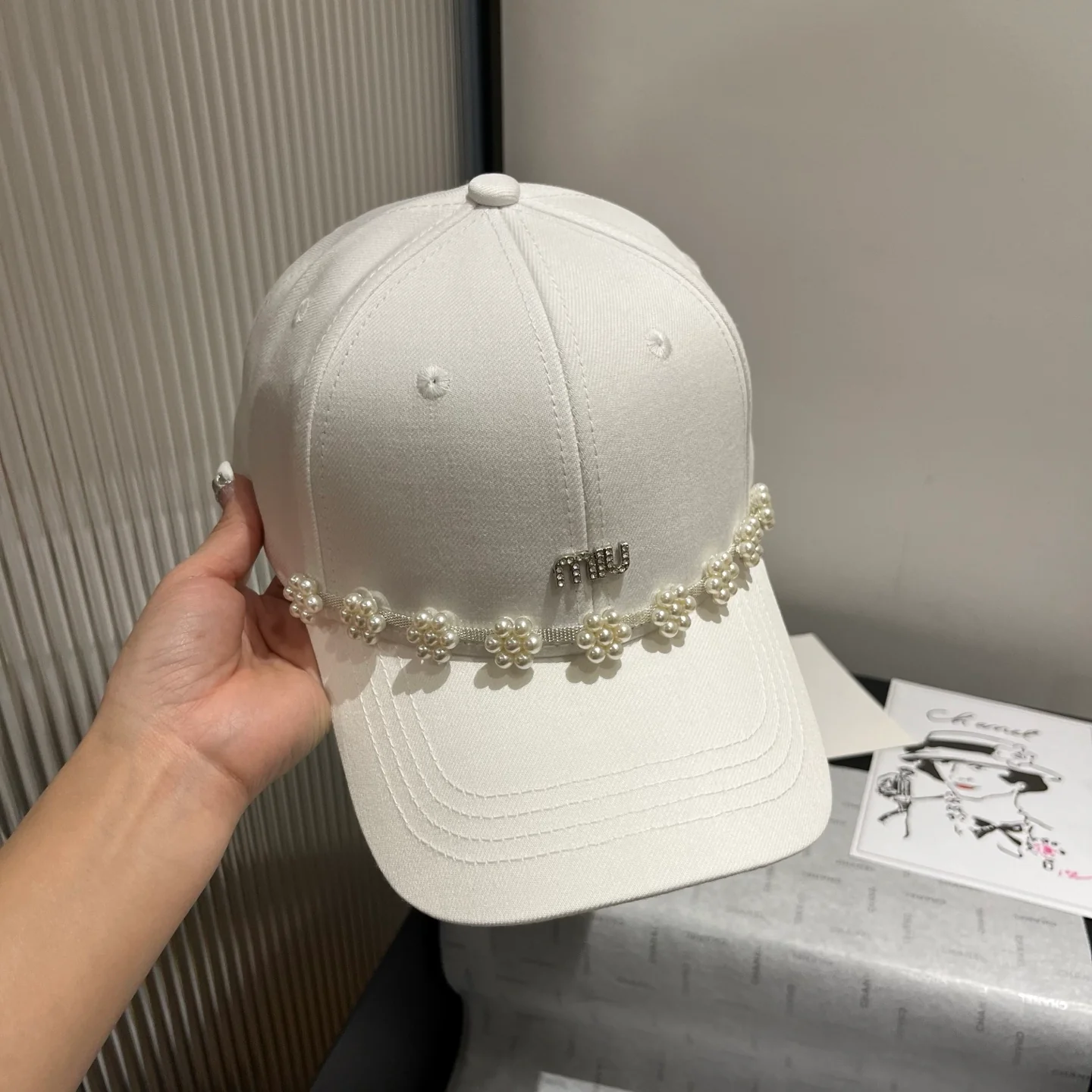 Бейсболка Miu Miu с жемчужным козырьком - белая